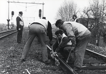 168993 Afbeelding van enkele wegwerkers van de N.S. tijdens onderhoudswerkzaamheden aan een spoorlijn.